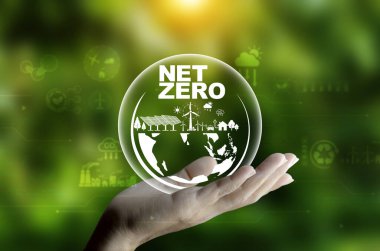 Sıfır noktası, karbon nötr kavramı. Net sıfır simgesi elinde yeşil bulanık arkaplanda. Yeşil Enerji Yenilenebilir Enerji (ESG). Net sıfır emisyon fikri yenilikçi. 2050 'de karbon nötr