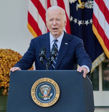 WASHINGTON, DC, ABD - NOVEMBER 07, 2024: Başkan Joe Biden, ABD 'nin başkenti Washington' daki Gül Bahçesi 'nde 07 Kasım 2024' te yapılacak 2024 seçimleri hakkında ulusa sesleniyor. 2024 Paul J. Froggatt / Ünlü Pixler