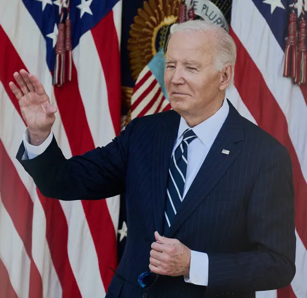 WASHINGTON, DC, ABD - NOVEMBER 07, 2024: Başkan Joe Biden, ABD 'nin başkenti Washington' daki Gül Bahçesi 'nde 07 Kasım 2024' te yapılacak 2024 seçimleri hakkında ulusa sesleniyor. 2024 Paul J. Froggatt / Ünlü Pixler