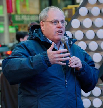 NEW YORK, NY, ABD - 18 Aralık 2024: Tom Harris (Time Square Alliance Başkanı) - 18 Aralık 2024 'te New York City, New York, ABD' de bulunan Times Meydanı 'na Yeni Yıl Rakamları 