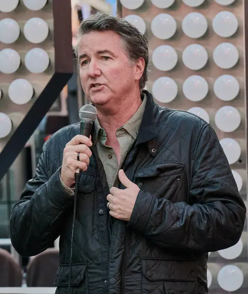 NEW YORK, NY, ABD - 18 Aralık 2024: James Bell (Kia America Kurumsal İletişim Direktörü) Yeni Yıl Sayıları 