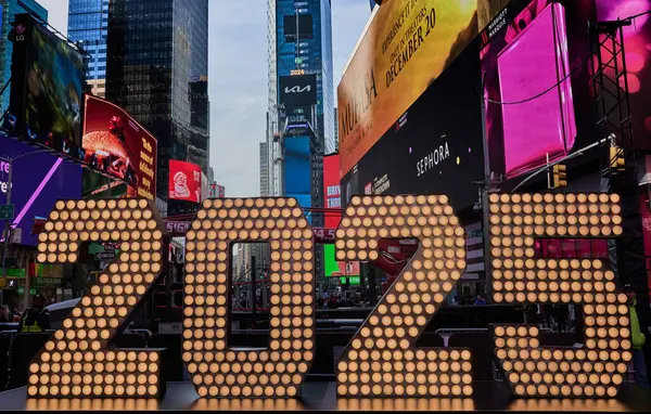 NEW YORK, NY, ABD - 18 Aralık 2024: Yeni Yıl Sayıları 