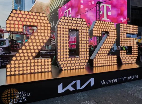 NEW YORK, NY, ABD - 18 Aralık 2024: Yeni Yıl Sayıları 