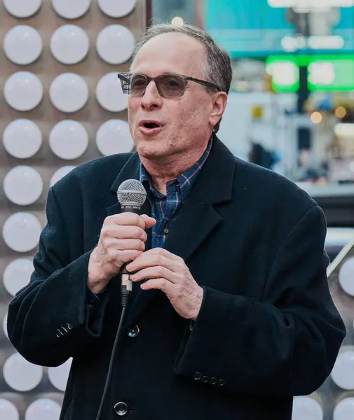 NEW YORK, NY, ABD - 18 Aralık 2024: Jeffrey Straus (Countdown Entertainment Başkanı) - 18 Aralık 2024 'te New York City, New York, ABD' de bulunan Times Square 'e Yeni Yıl Numaraları 