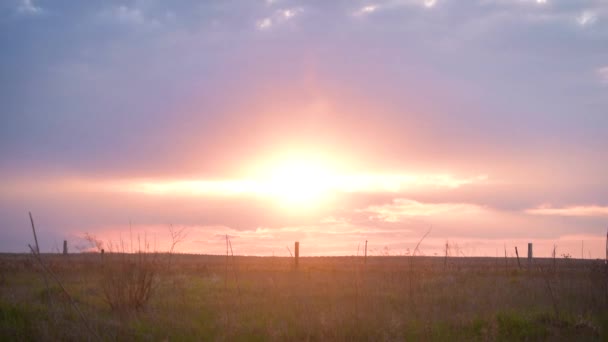 Malownicze Upływ Czasu Zachód Słońca Słońcem Świecącym Przez Chmury Podświetlone Filmik Stockowy