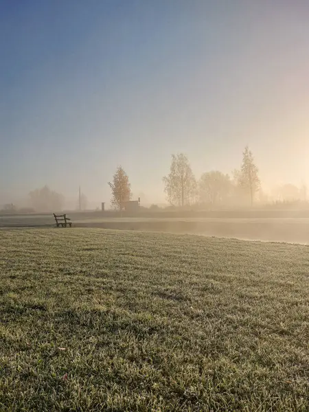 Suyun yanında soğuk gün doğumu sahnesi