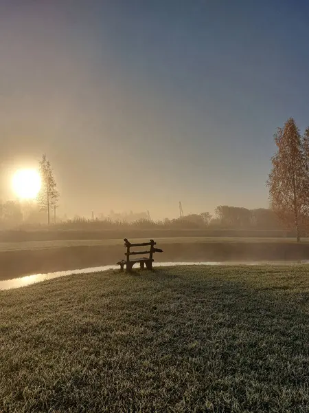 Suyun yanında soğuk gün doğumu sahnesi