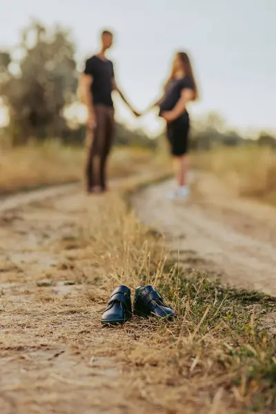 Genç çiftin önünde yürüyen bebek paçaları.