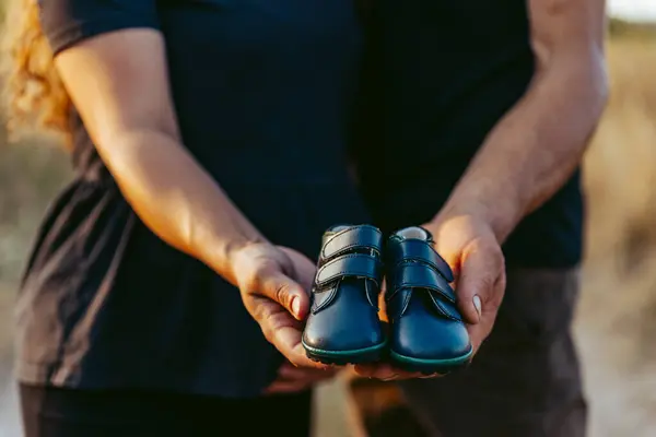 Bebek popoları ebeveynin ellerinde.