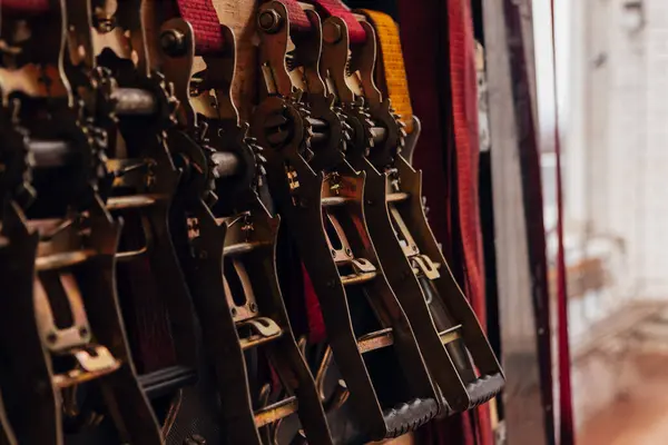 Cırcırböceği bağlama kayışları kamyonun yan tarafında asılıdır.