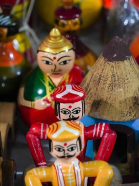 Kırmızı elbiseli Hintli bir adamın geleneksel küçük heykeline odaklan.