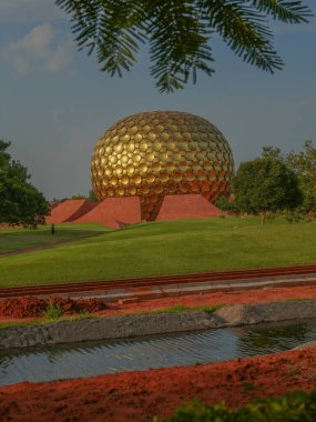 Tamil Nadu 'nun Viluppuram ilçesindeki Auroville şehrindeki Matrimandir tapınağının güzel bir manzarası.