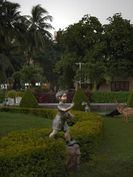 Selektivt Fokus Statyn Ett Barn Park Som Representerar Vissa Aktiviteter — Stockfoto