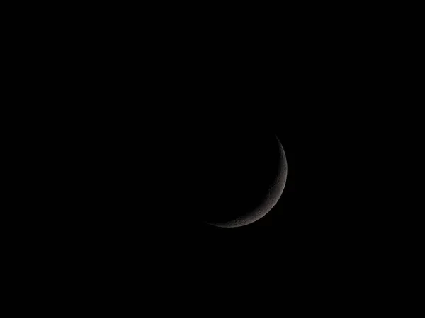 暗い空のリングの月の半分は — ストック写真