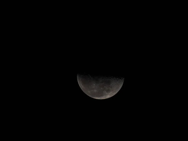 在漆黑的天空中的半月亮 — 图库照片