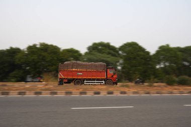 Rajasthan, Hindistan; 12-03-2022: Bir kamyonun fotoğrafları