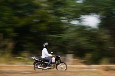 Rajasthan, Hindistan; 12-03-2022: Motosiklet fotoğrafçılığı