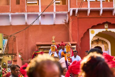 Sikar, Rajasthan; 03-24-2023: Gangaur festivalini kutlayan insanlar