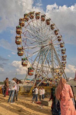 Sikar, Hindistan; 04-10-2023: Fuarda dev bir dönme dolap
