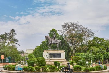 Geç Sawai Man Singh heykeli Jaipur Albert Hall Müzesi yakınlarında