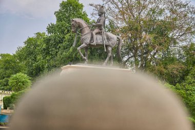 Geç Sawai Man Singh heykeli Jaipur Albert Hall Müzesi yakınlarında