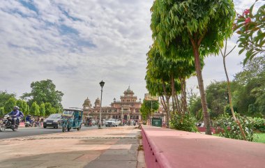 Jaipur, Hindistan; 06-13-2023: Albert Hall müzesinin yol manzarası, alçak açılı çekim