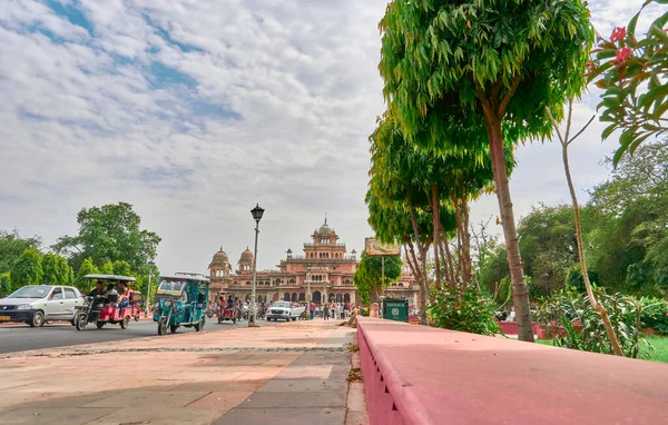 Jaipur Hindistan 2023 Albert Hall Müzesinin Yol Manzarası Alçak Açılı — Stok fotoğraf
