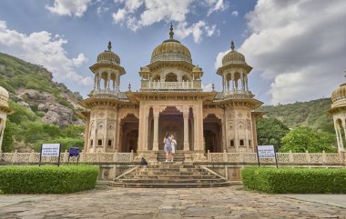Jaipur, Hindistan; 06-18-2023: Gatore ki chhatriyan 'ın güzel bir manzarası