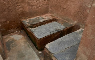 Amber Kalesi 'nde eski bir tarihi tuvalet.