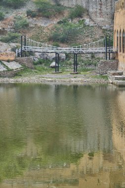 Gölde küçük bir köprü, köprü, su.