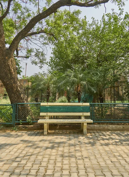 Μια Καρέκλα Ένα Πάρκο Στην Άκρη Της Πίστας — Φωτογραφία Αρχείου