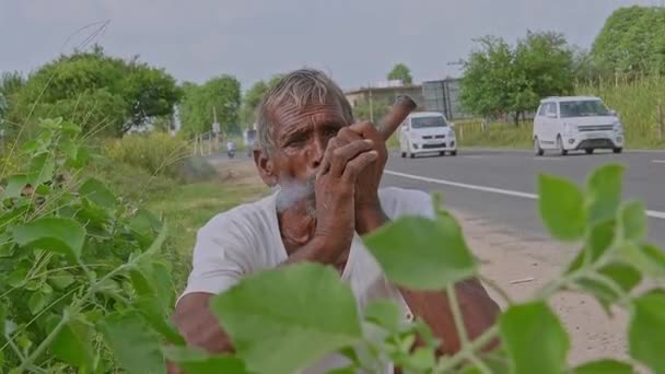 Rajasthan Ινδία 2023 Ένας Γέρος Ινδός Καπνίζει Ένα Παραδοσιακό Ινδικό — Αρχείο Βίντεο