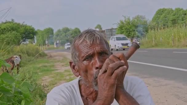 Rajasthan Ινδία 2023 Ένας Γέρος Ινδός Καπνίζει Ένα Παραδοσιακό Ινδικό — Αρχείο Βίντεο