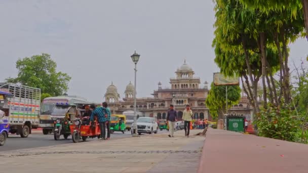 Jaipur India 2023 Tráfico Pesado Por Delante Del Museo Albert — Vídeos de Stock