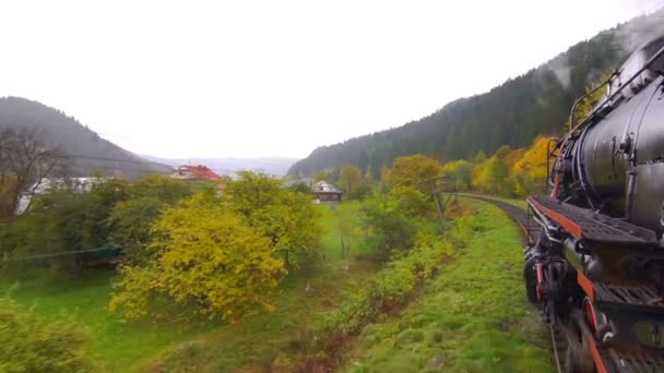 Alte Dampflokomotive Fährt Auf Schienen Zwischen Den Hügeln — Stockvideo