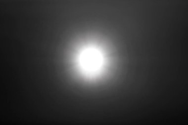 Beyaz ve siyah ışık demeti ile soyut arkaplan