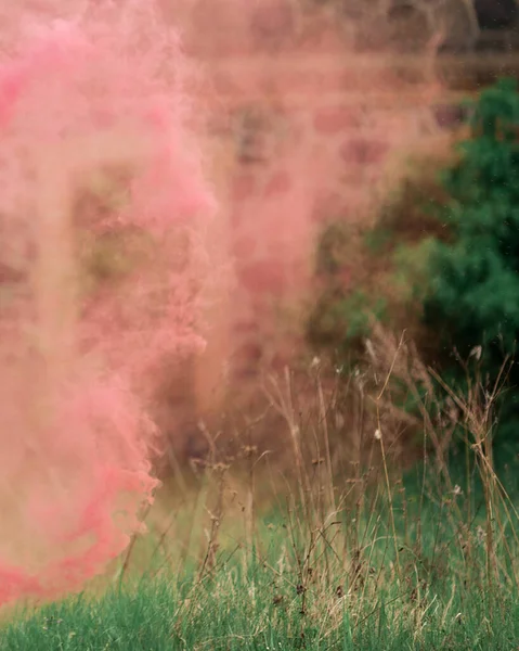 Fumo Rosa Dall Aria Fumo Colorato Nel Campo Nell Antico — Foto Stock