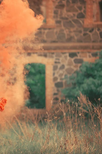 Дым Оранжевой Дымовой Шашки Лесу — стоковое фото