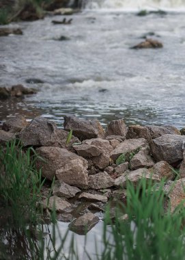Taştan bir duvarla çevrili bir su akıntısının dikey yakın çekimi, Vinnytsia Ukrayna