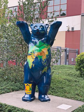 Berlin, Almanya - 29 Eylül 2019 Ayı Heykeli, şehrin sembolü.