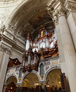 Berlin, Almanya - 10 Eylül 2019: Berlin 'deki katedralin içi