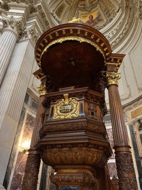 Berlin, Almanya - 10 Eylül 2019: The Berliner Dom katedralinin içi kesinlikle Berlin 'in en çarpıcı dini yapısıdır.