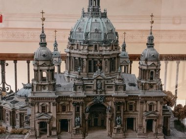 Berlin, Almanya - 24 Mart 2019: dekorasyon minyatür kilise Berliner Dom