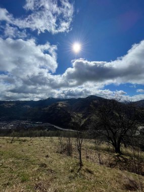 Arkasında bir dağ olan güzel bir manzara.