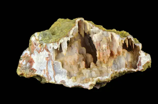 Geode Kuarsa Dengan Bentuk Stalaktit Kalsedon Ditutupi Dengan Kristal Kuarsa — Stok Foto