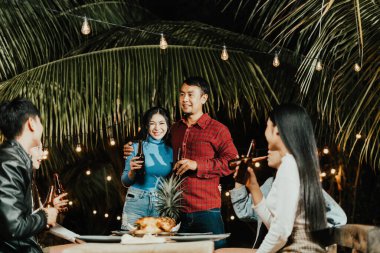 Bir çift aşk ve arkadaşlar partide çok mutlular