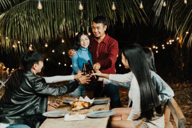 Birkaç aşk ve arkadaş, partide içtikleri biraları alkışlamaktan çok mutluydu.