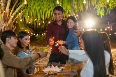 Çift bir grup arkadaşıyla eğlenceli bir partiye katılıyor..