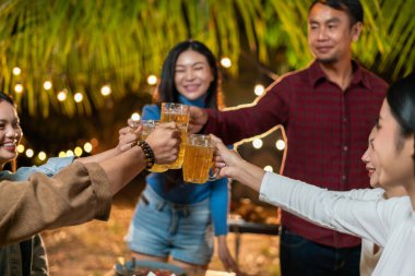 Bir grup arkadaş partide bira içiyor.