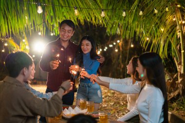 Genç parti insanları kutlamalarda mutlu bir şekilde parıldıyorlar.